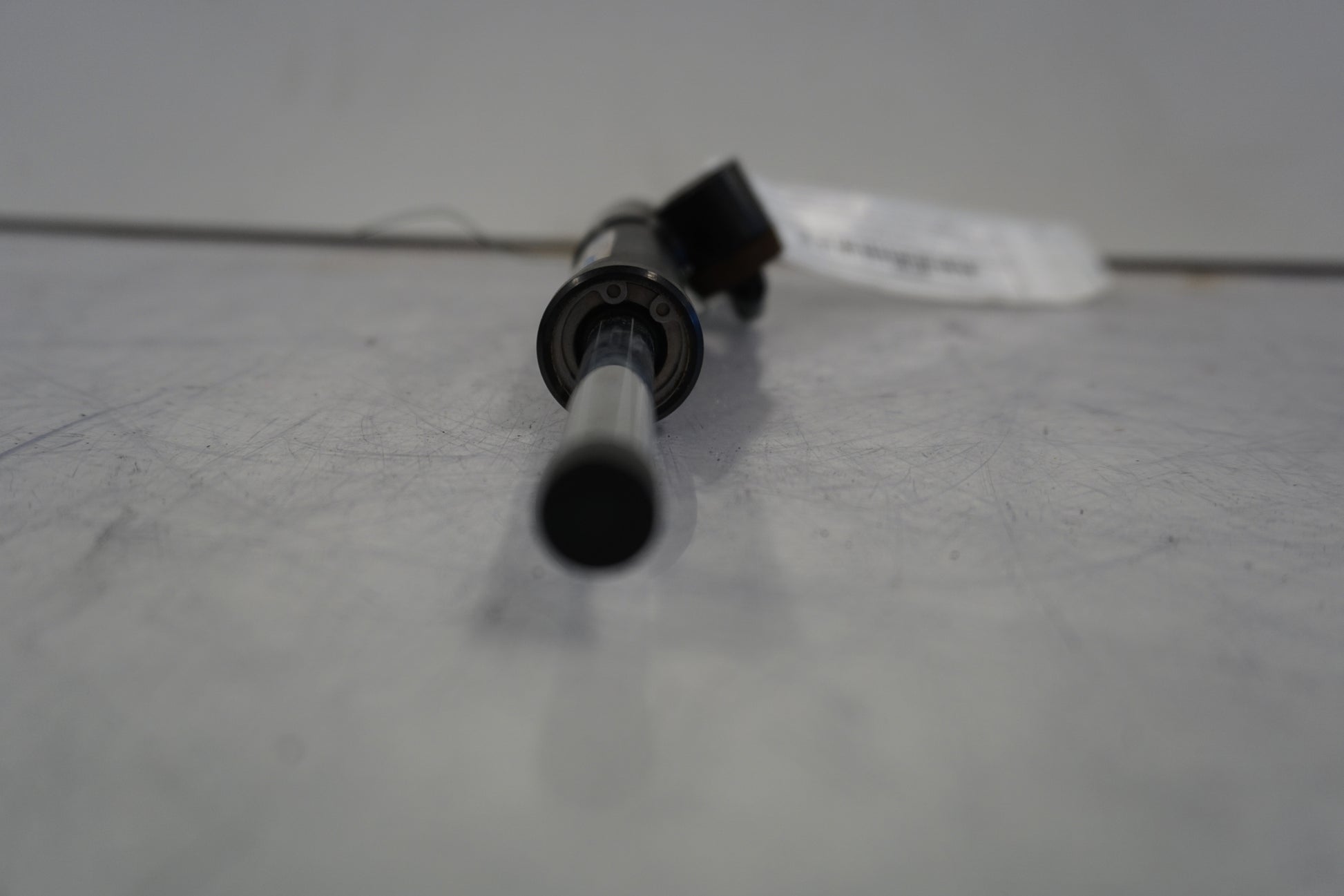 Snett uppifrån på Styrdämpare från en BMW S 1000 RR -2010 motorcykel.