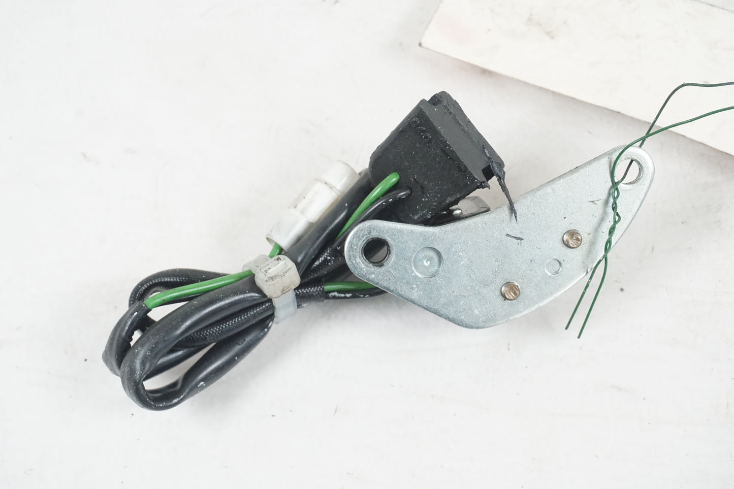 Baksidan på Tändpickup från en Suzuki GSX-R 1000 -2008 motorcykel.