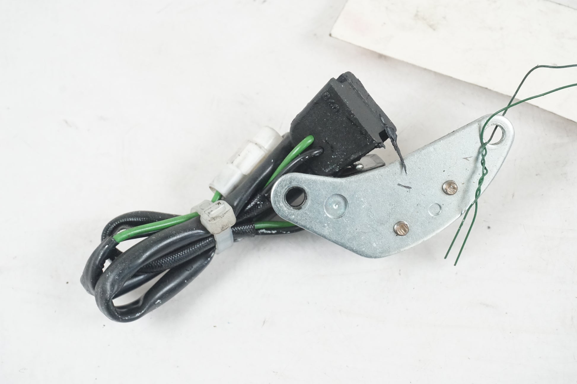 Baksidan på Tändpickup från en Suzuki GSX-R 1000 -2008 motorcykel.