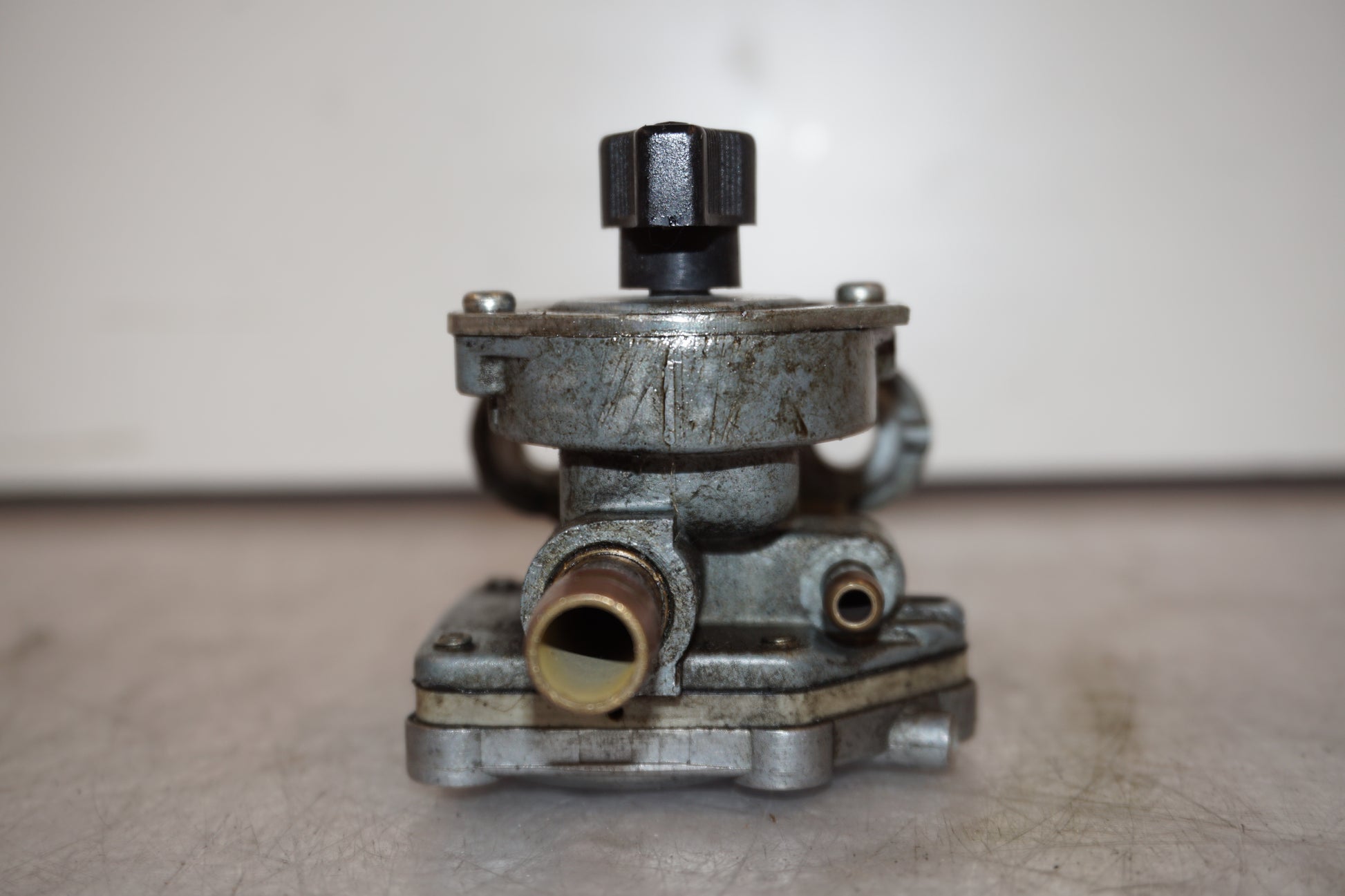 Snett nerifrån på Bensinkran från en Kawasaki ZRX 1100 -1997 motorcykel.