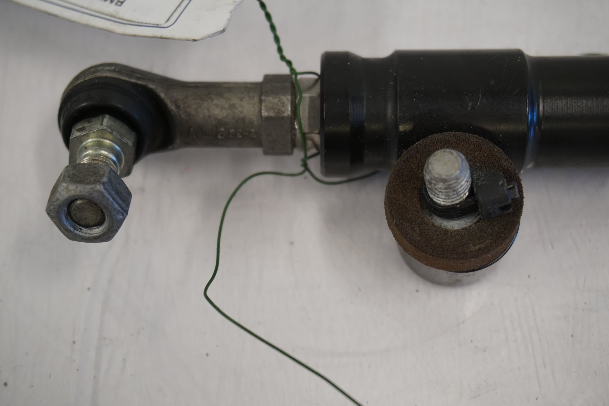 Snett nerifrån på Styrdämpare från en BMW S 1000 RR -2010 motorcykel.