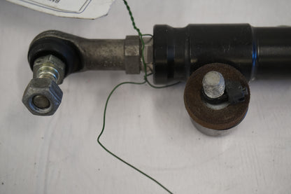 Snett nerifrån på Styrdämpare från en BMW S 1000 RR -2010 motorcykel.