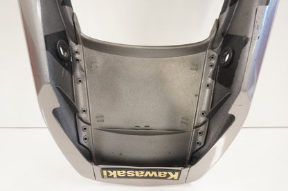 Snett nerifrån på Bakvinge från en Kawasaki ZR-X 1200 S -2001 motorcykel.