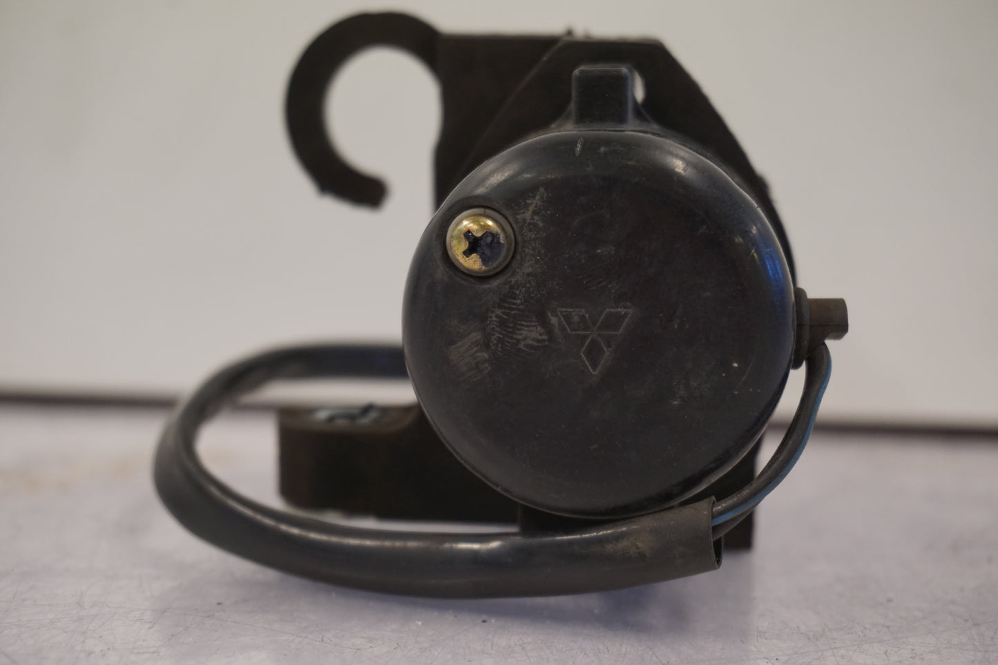 Baksidan på Bensinpump förgasare från en Yamaha FZ-S 600 -1998 motorcykel.
