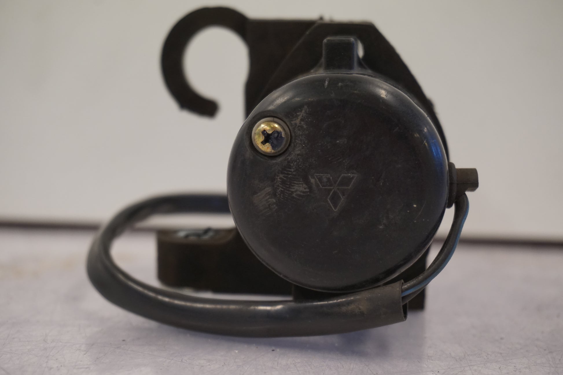 Baksidan på Bensinpump förgasare från en Yamaha FZ-S 600 -1998 motorcykel.