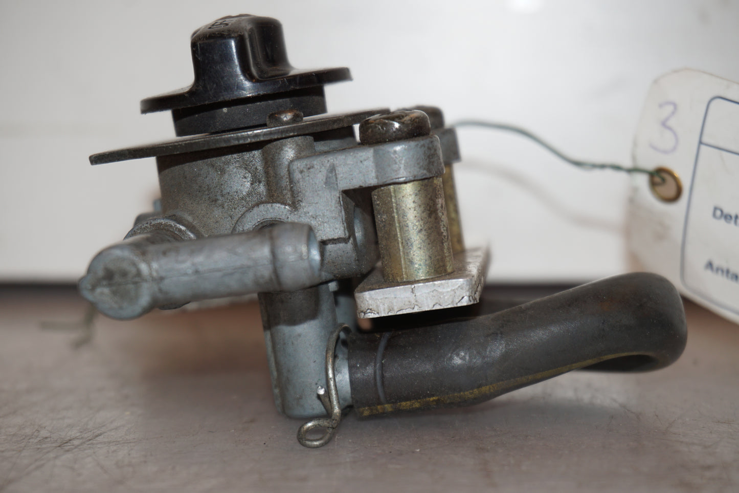 Vänster sida på Bensinkran från en Kawasaki ZXR 750 -1993 motorcykel.