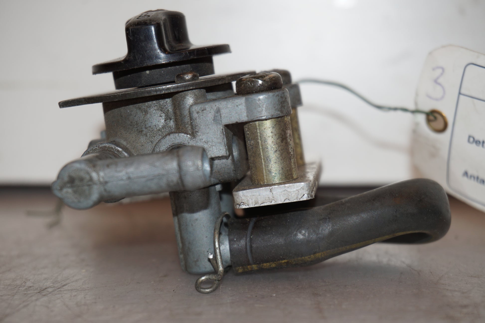 Vänster sida på Bensinkran från en Kawasaki ZXR 750 -1993 motorcykel.