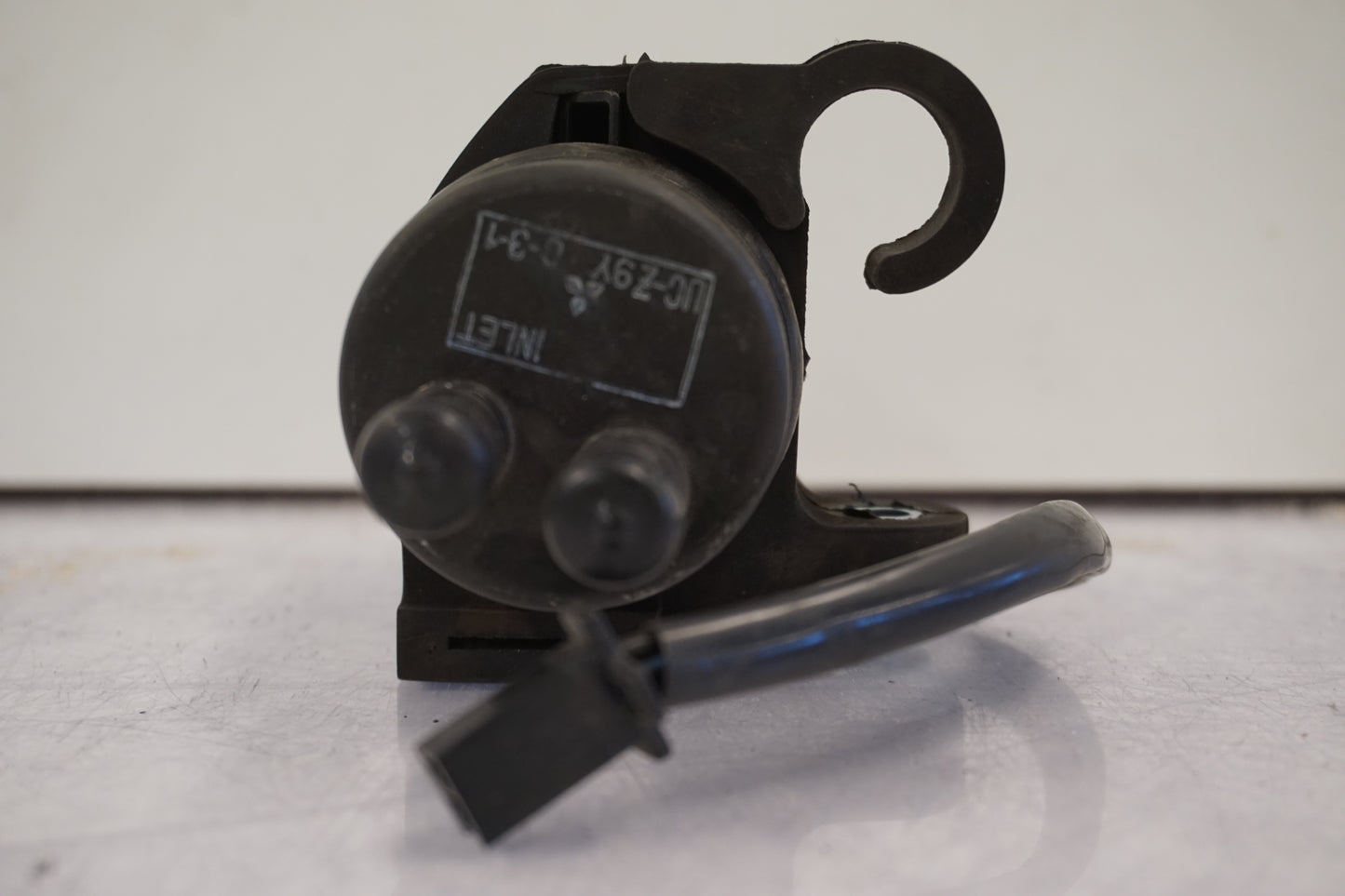 Vänster sida på Bensinpump förgasare från en Yamaha FZ-S 600 -1998 motorcykel.