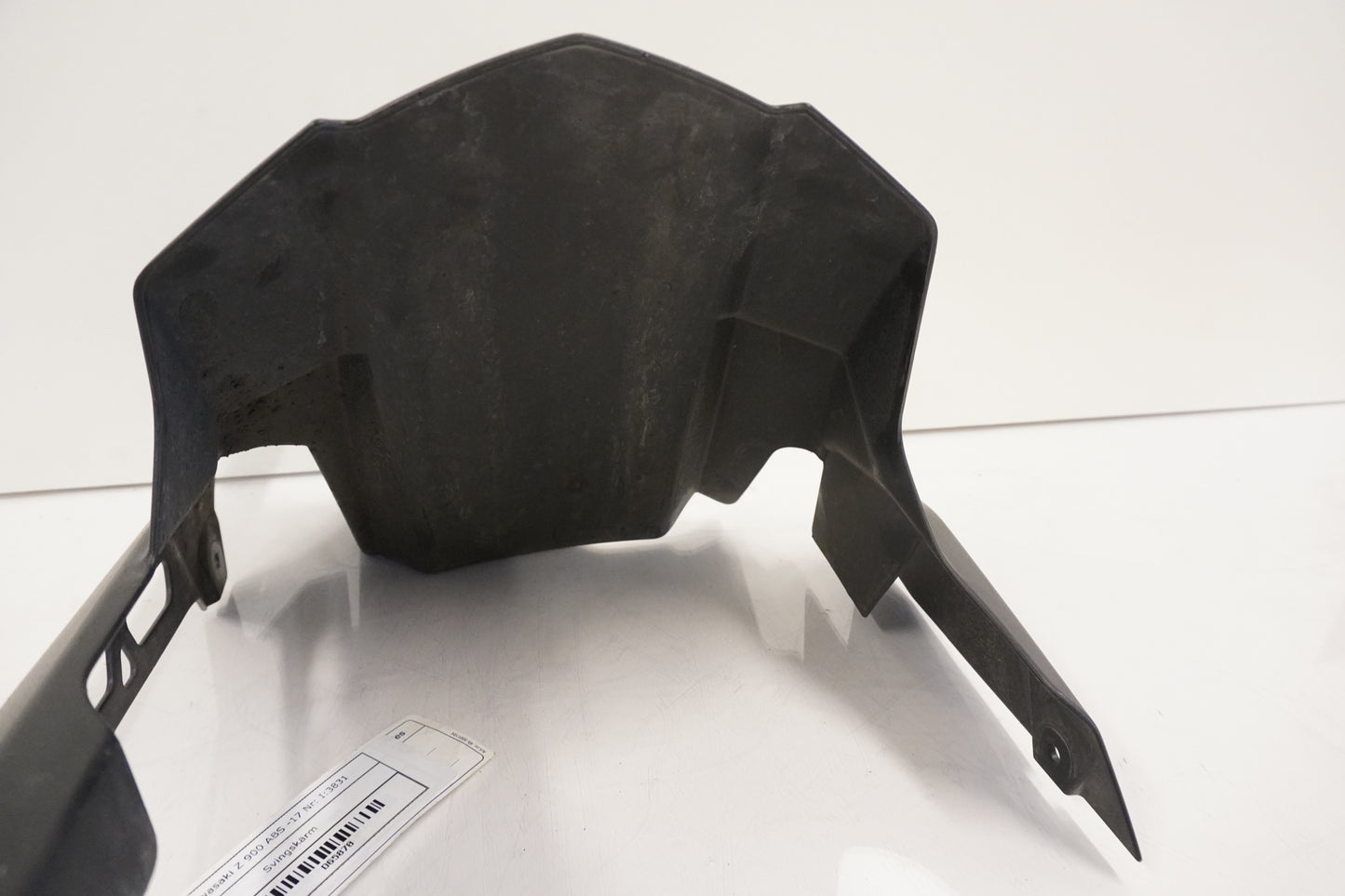 Vänster sida på Svingskärm från en Kawasaki Z 900 -2017 motorcykel.