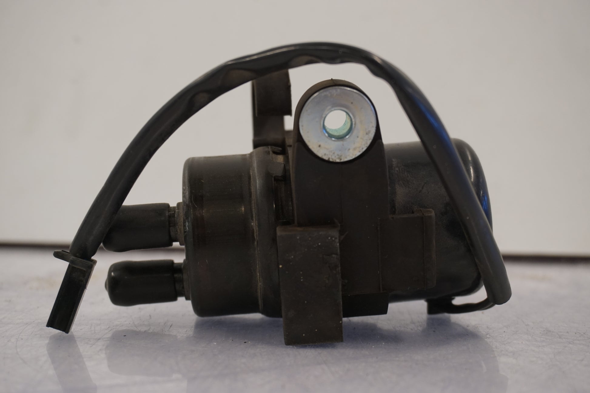 Snett uppifrån på Bensinpump förgasare från en Yamaha FZ-S 600 -1998 motorcykel.