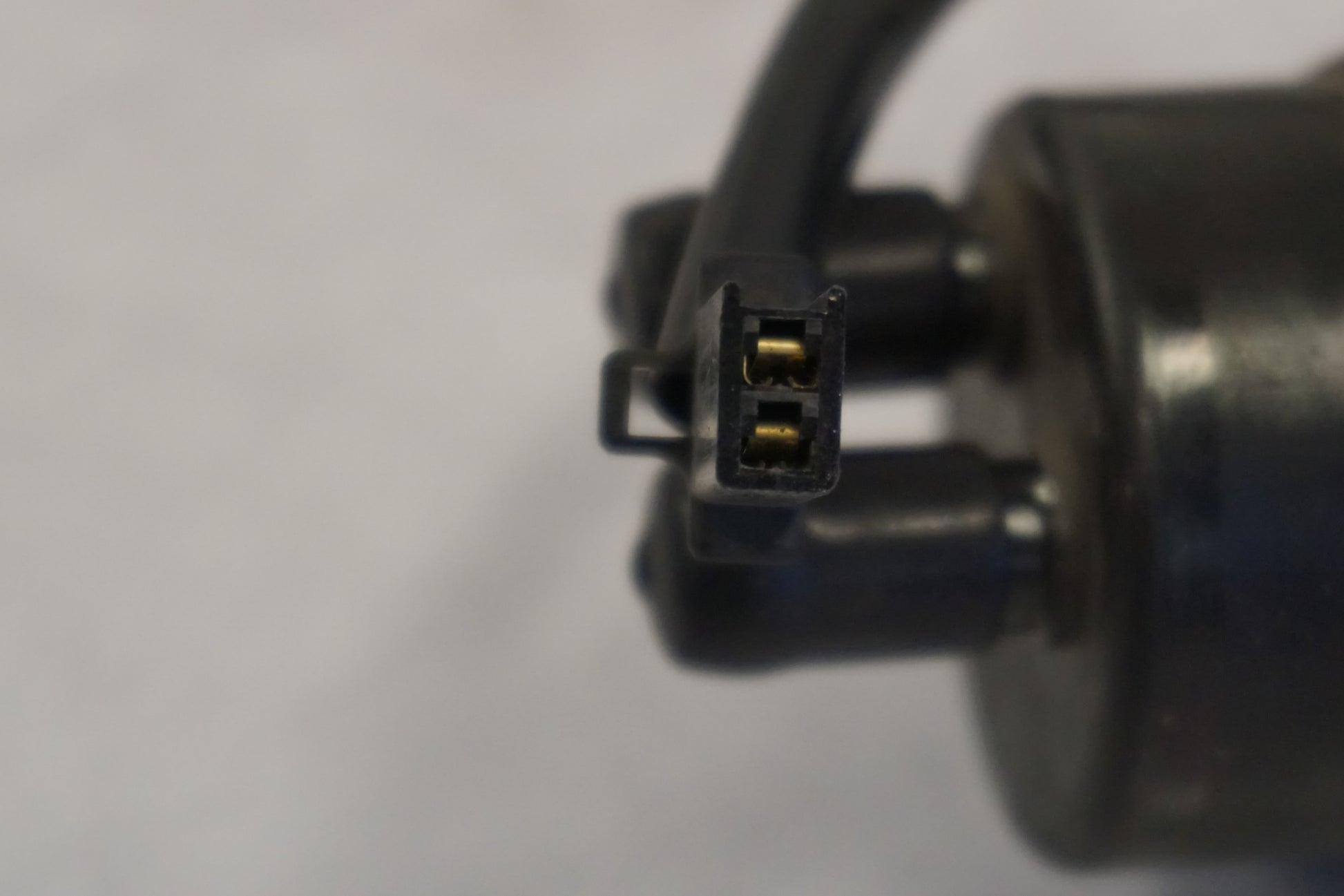 Snett nerifrån på Bensinpump förgasare från en Yamaha FZ-S 600 -1998 motorcykel.