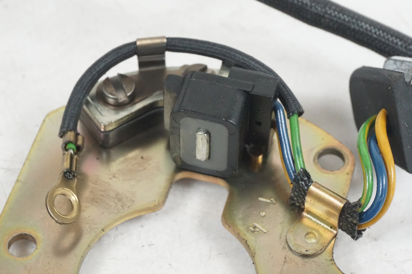 Vänster sida på Tändpickup från en Suzuki GSX 1400 -2003 motorcykel.