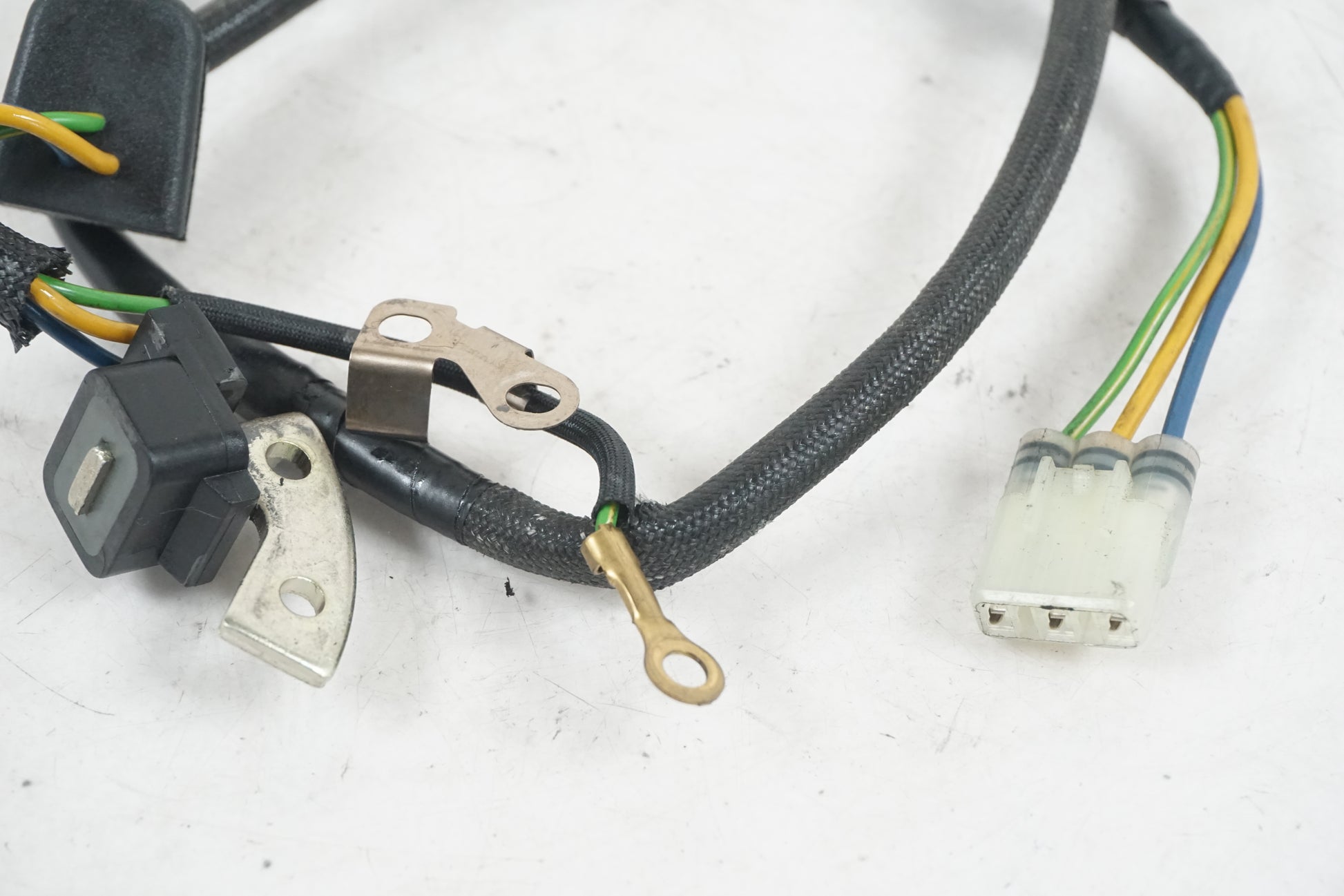 Baksidan på Tändpickup från en Suzuki GSX 1400 -2003 motorcykel.