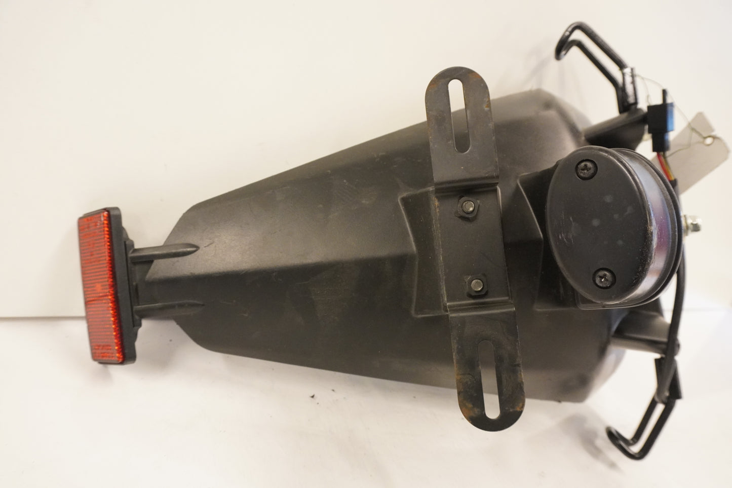 Baksidan på Skylthållare från en Kawasaki ZZ-R 1400 -2010 motorcykel.