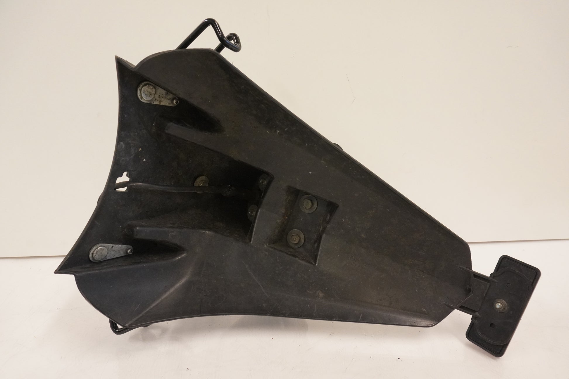 Höger sida på Skylthållare från en Kawasaki ZZ-R 1400 -2010 motorcykel.