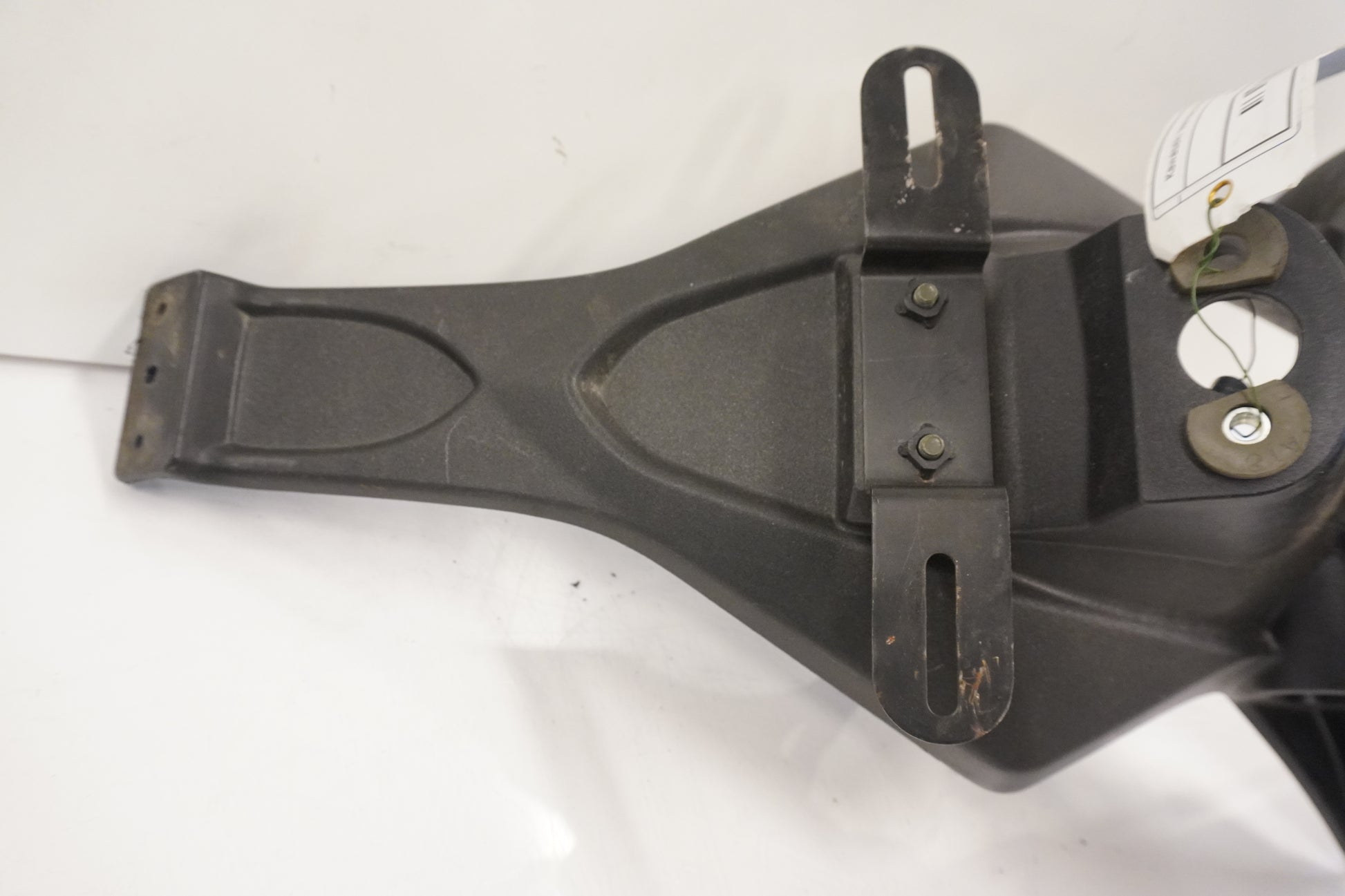 Baksidan på Skylthållare från en Kawasaki Versys 650 -2007 motorcykel.