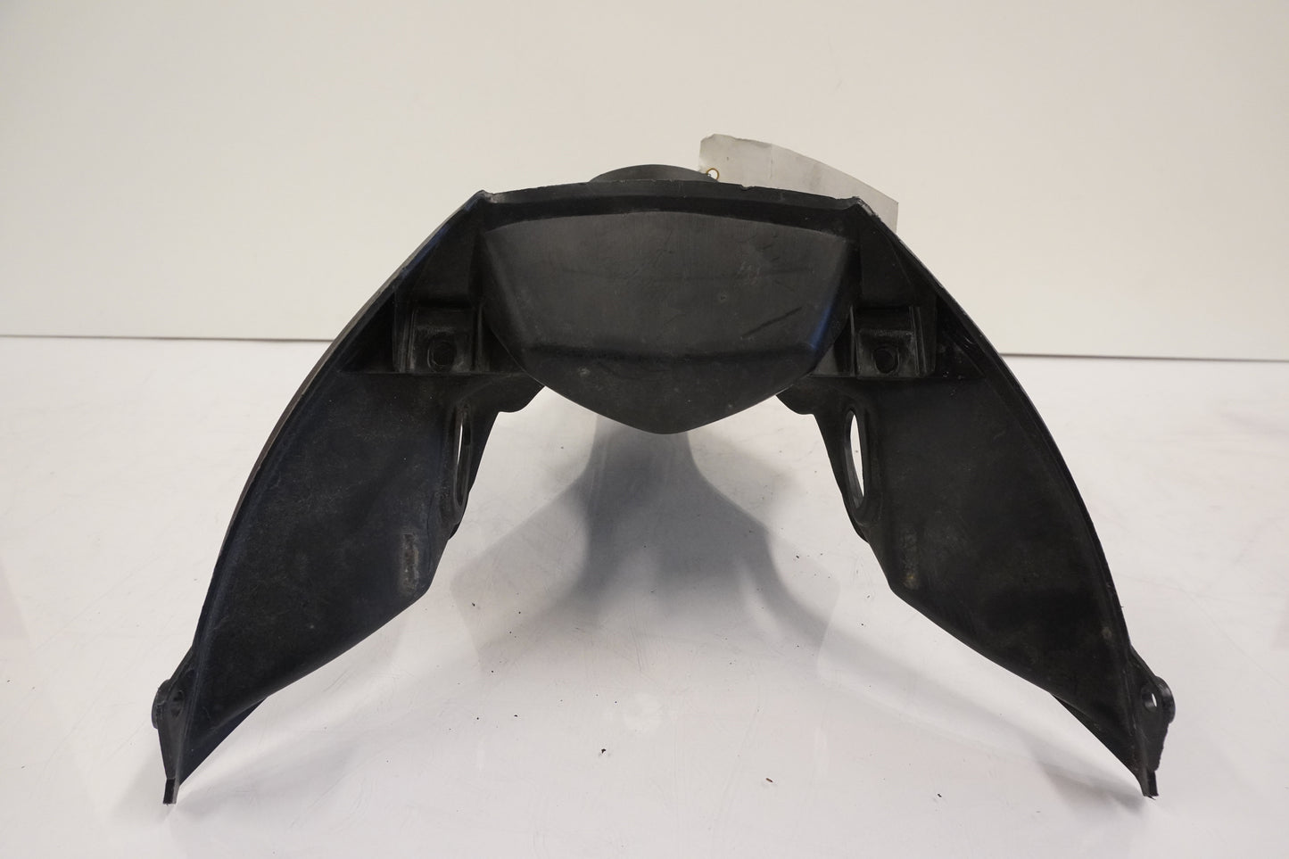 Höger sida på Skylthållare från en Kawasaki Versys 650 -2007 motorcykel.