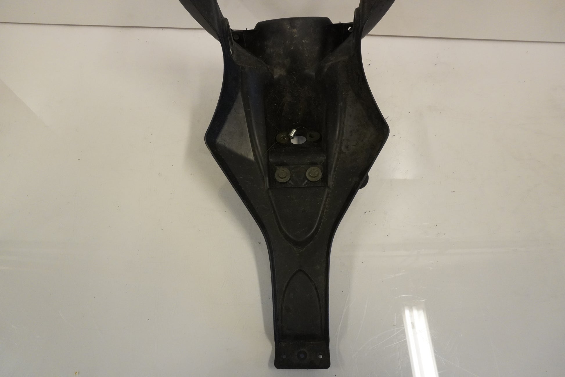 Vänster sida på Skylthållare från en Kawasaki Versys 650 -2007 motorcykel.