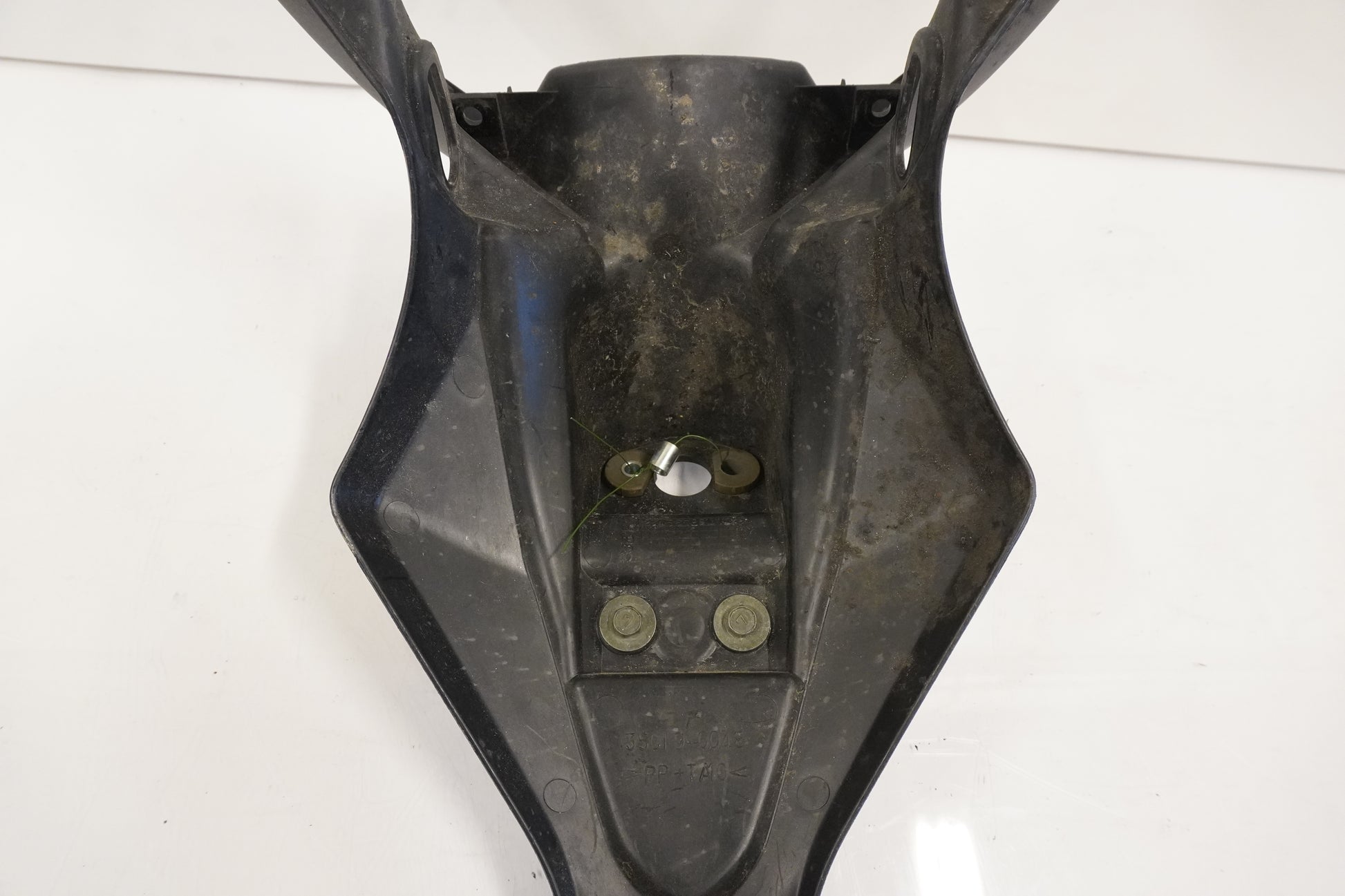 Snett uppifrån på Skylthållare från en Kawasaki Versys 650 -2007 motorcykel.