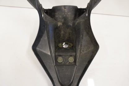 Snett uppifrån på Skylthållare från en Kawasaki Versys 650 -2007 motorcykel.