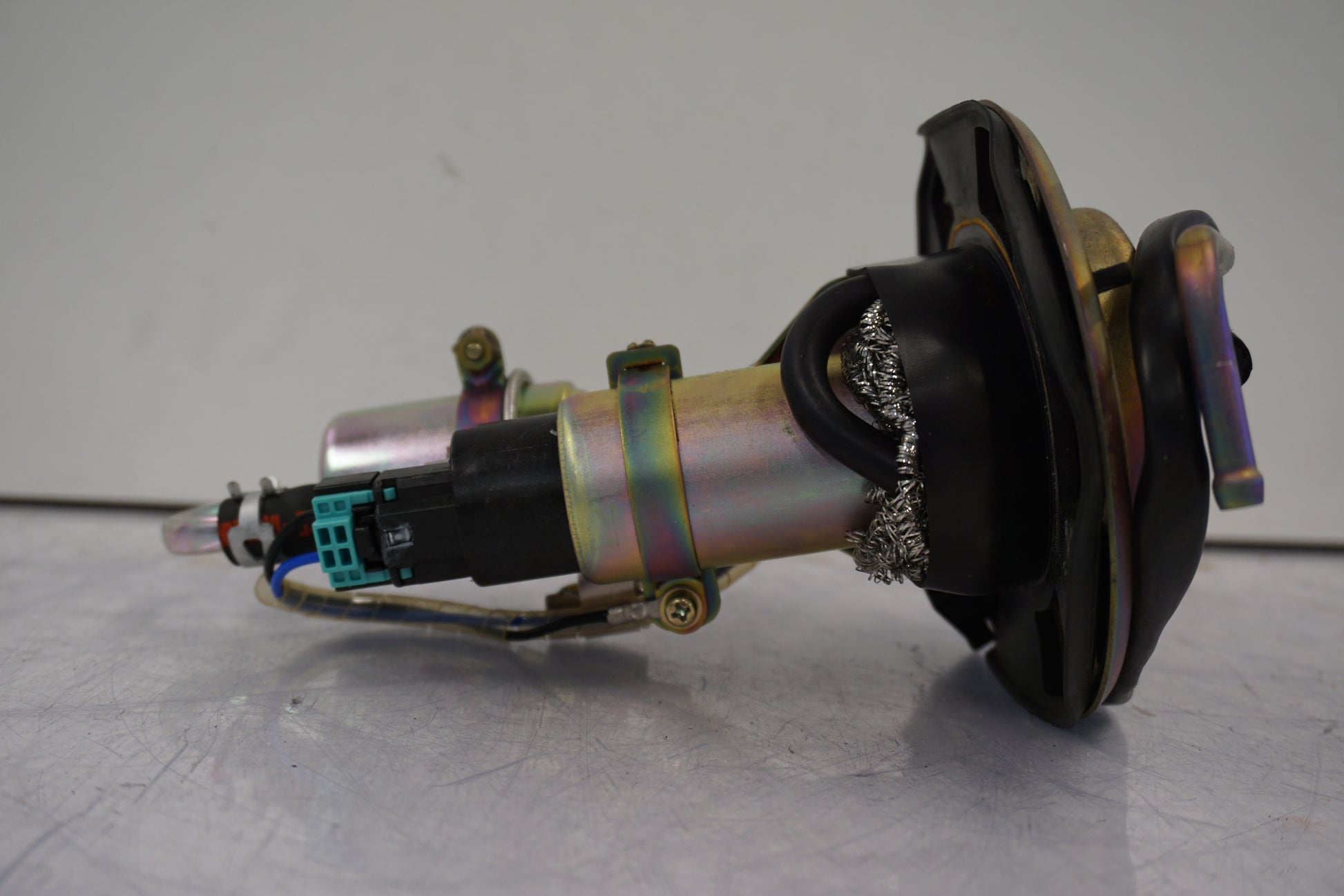 Snett uppifrån på Bensinpump insprut från en Honda CBR 900 RR -2002 motorcykel.