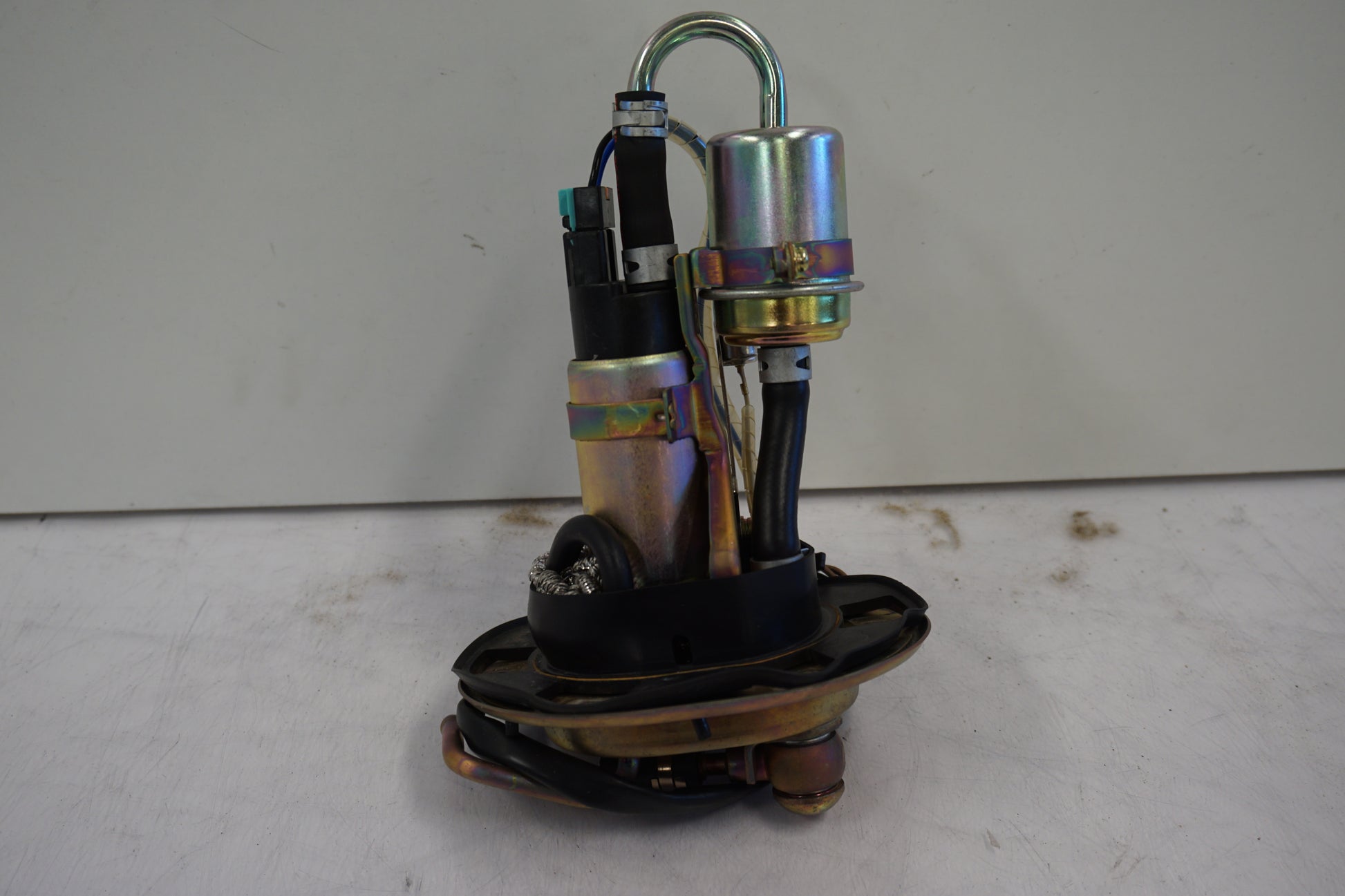 Snett nerifrån på Bensinpump insprut från en Honda CBR 900 RR -2002 motorcykel.