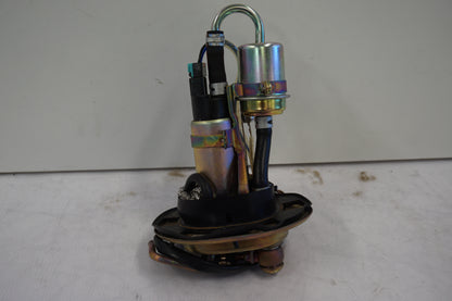 Snett nerifrån på Bensinpump insprut från en Honda CBR 900 RR -2002 motorcykel.