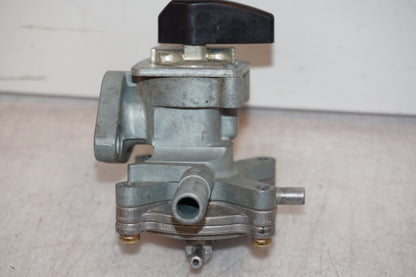 Höger sida på Bensinkran från en Honda CBR 1100 XX -1997 motorcykel.