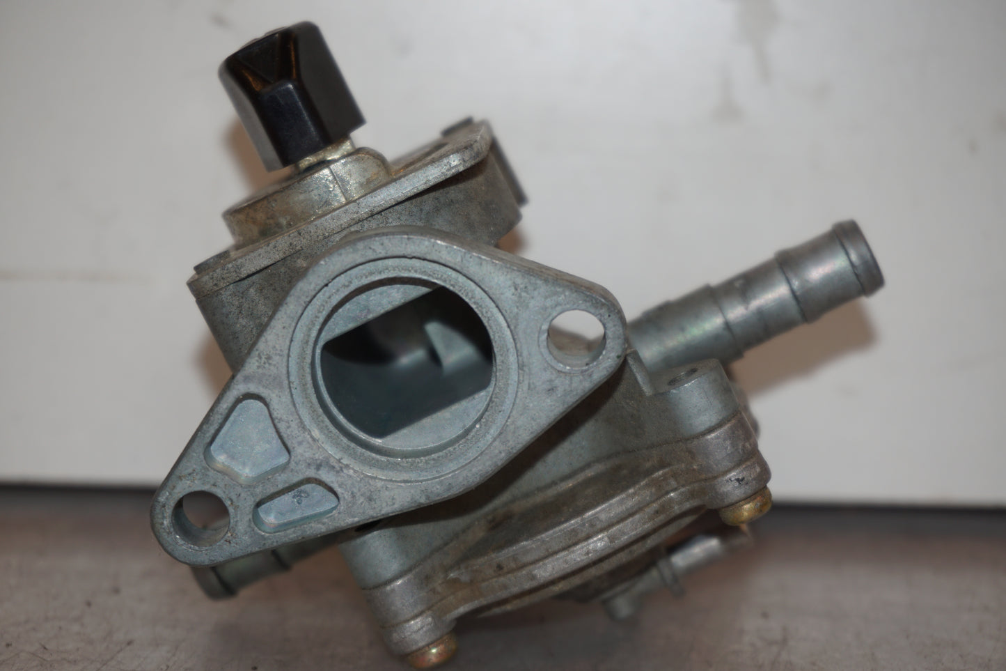 Vänster sida på Bensinkran från en Honda CBR 1100 XX -1997 motorcykel.