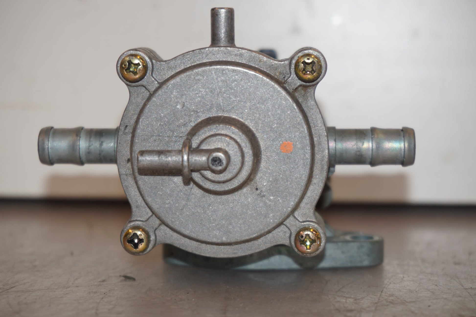 Snett nerifrån på Bensinkran från en Honda CBR 1100 XX -1997 motorcykel.