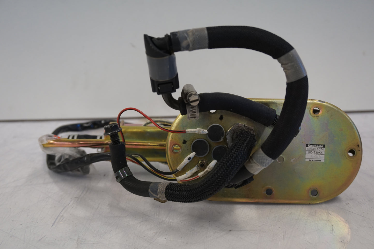 Vänster sida på Bensinpump insprut från en Kawasaki VN 1500 Mean Streak -2002 motorcykel.