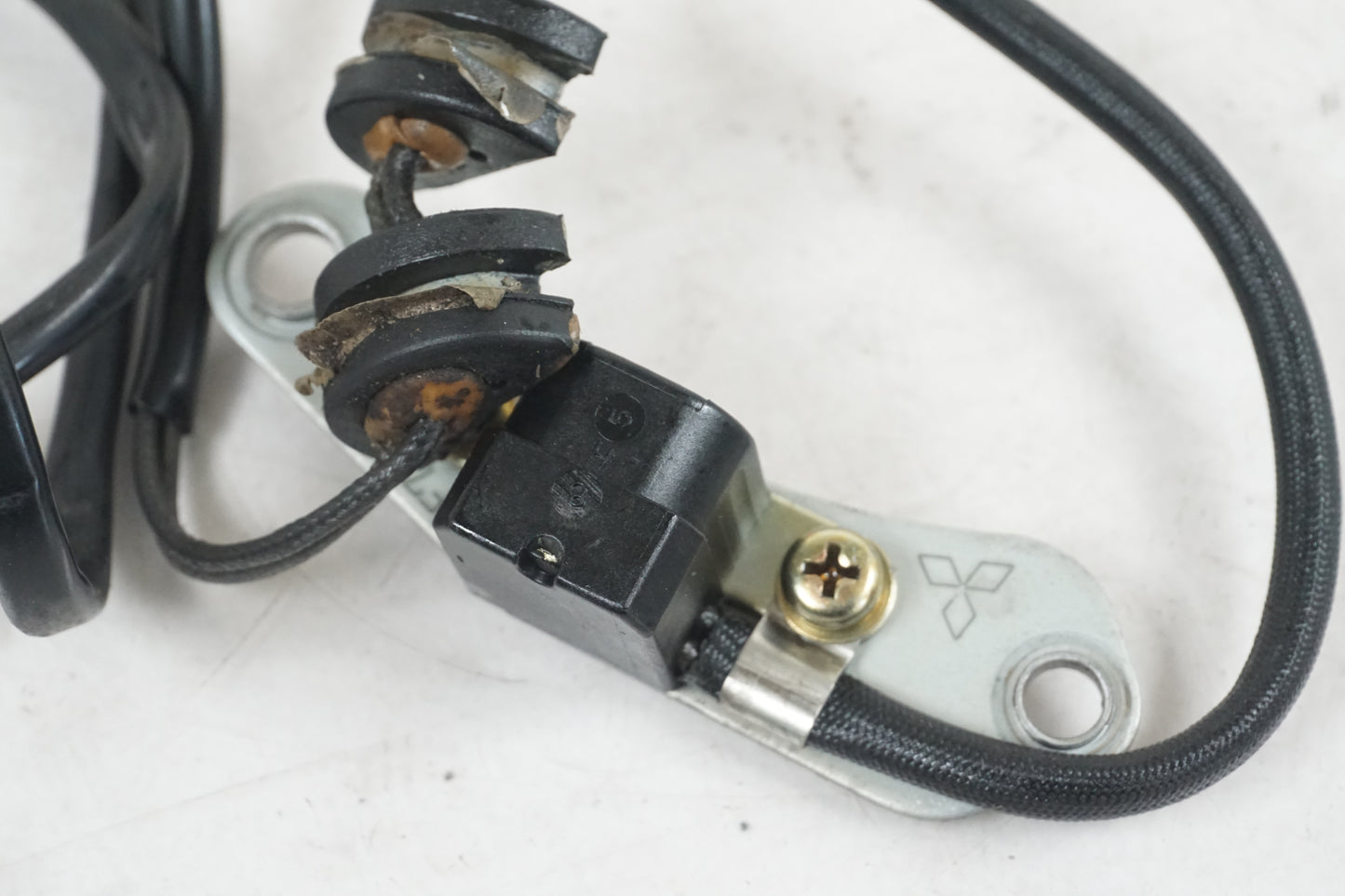 Baksidan på Tändpickup från en Yamaha XVS 650 -1997 motorcykel.