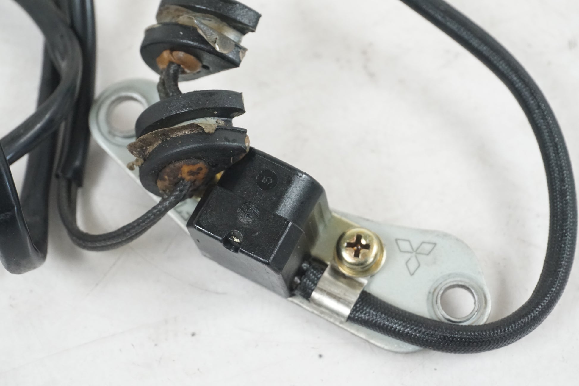 Baksidan på Tändpickup från en Yamaha XVS 650 -1997 motorcykel.