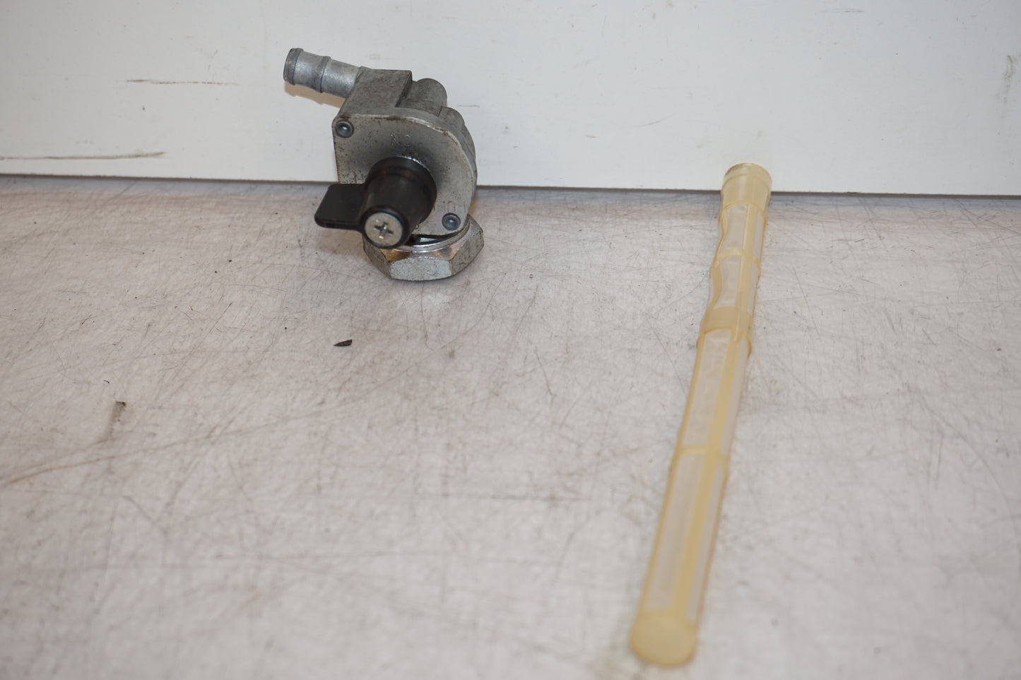 Framsidan på Bensinkran från en Honda XL 1000 V -2008 motorcykel.