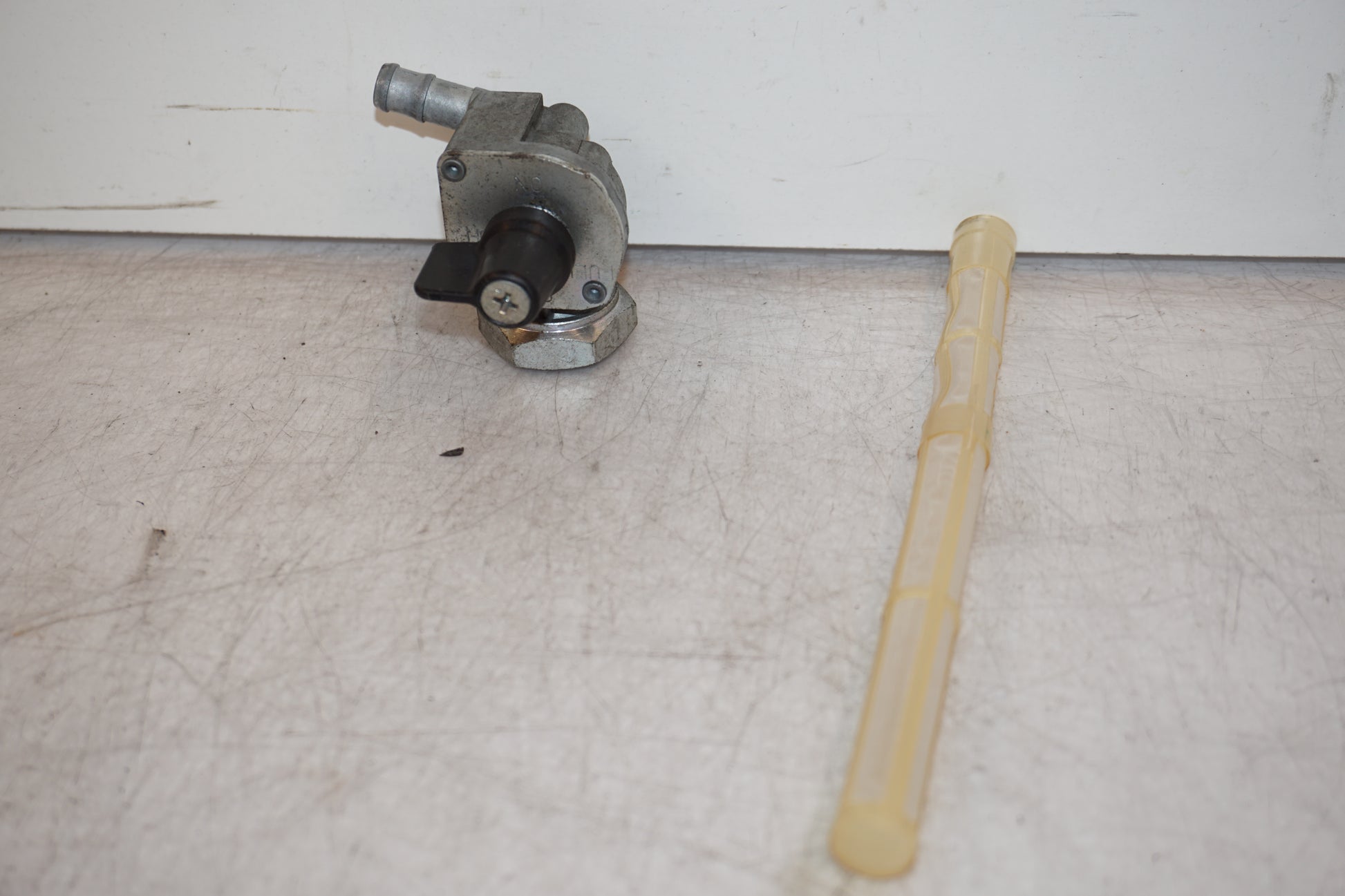 Framsidan på Bensinkran från en Honda XL 1000 V -2008 motorcykel.