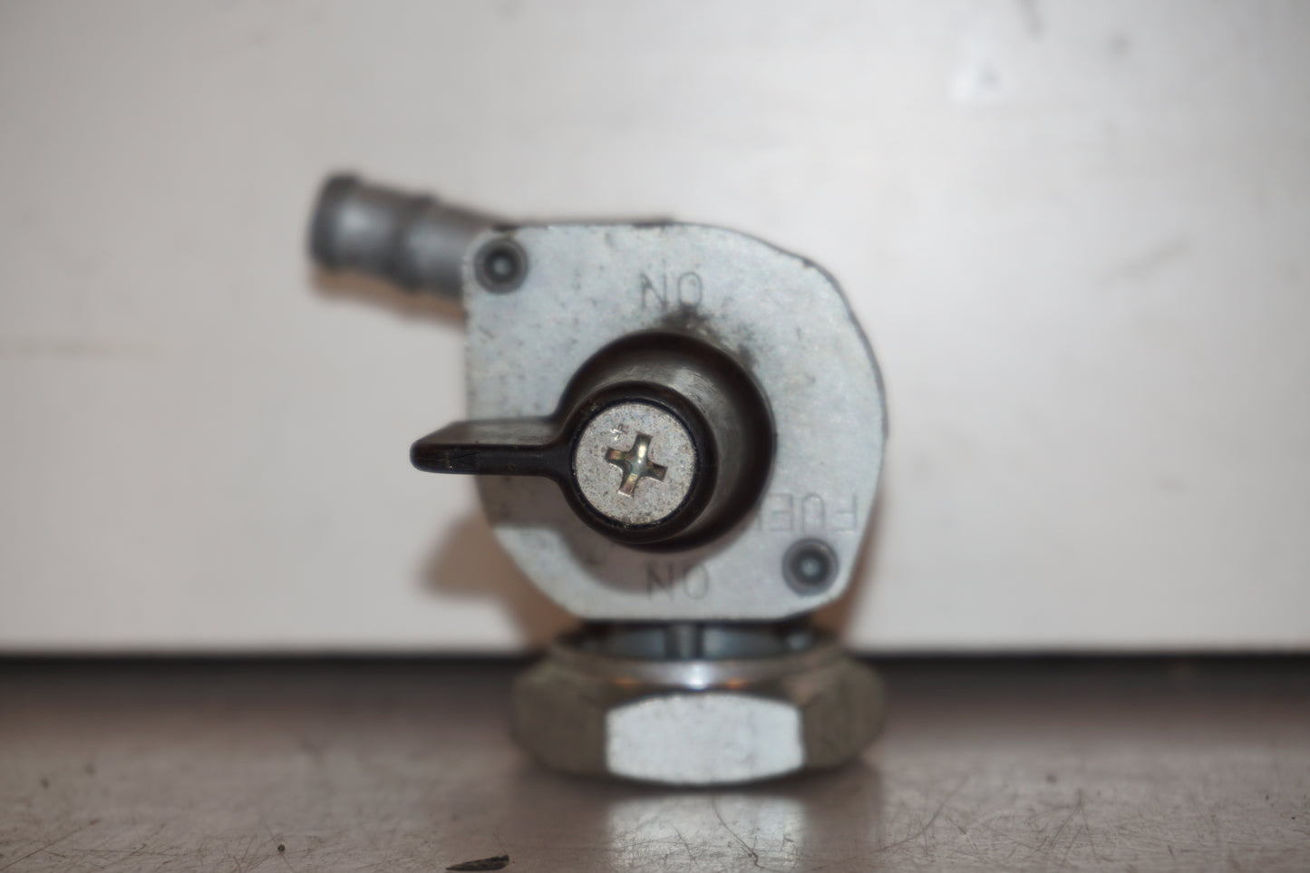 Höger sida på Bensinkran från en Honda XL 1000 V -2008 motorcykel.