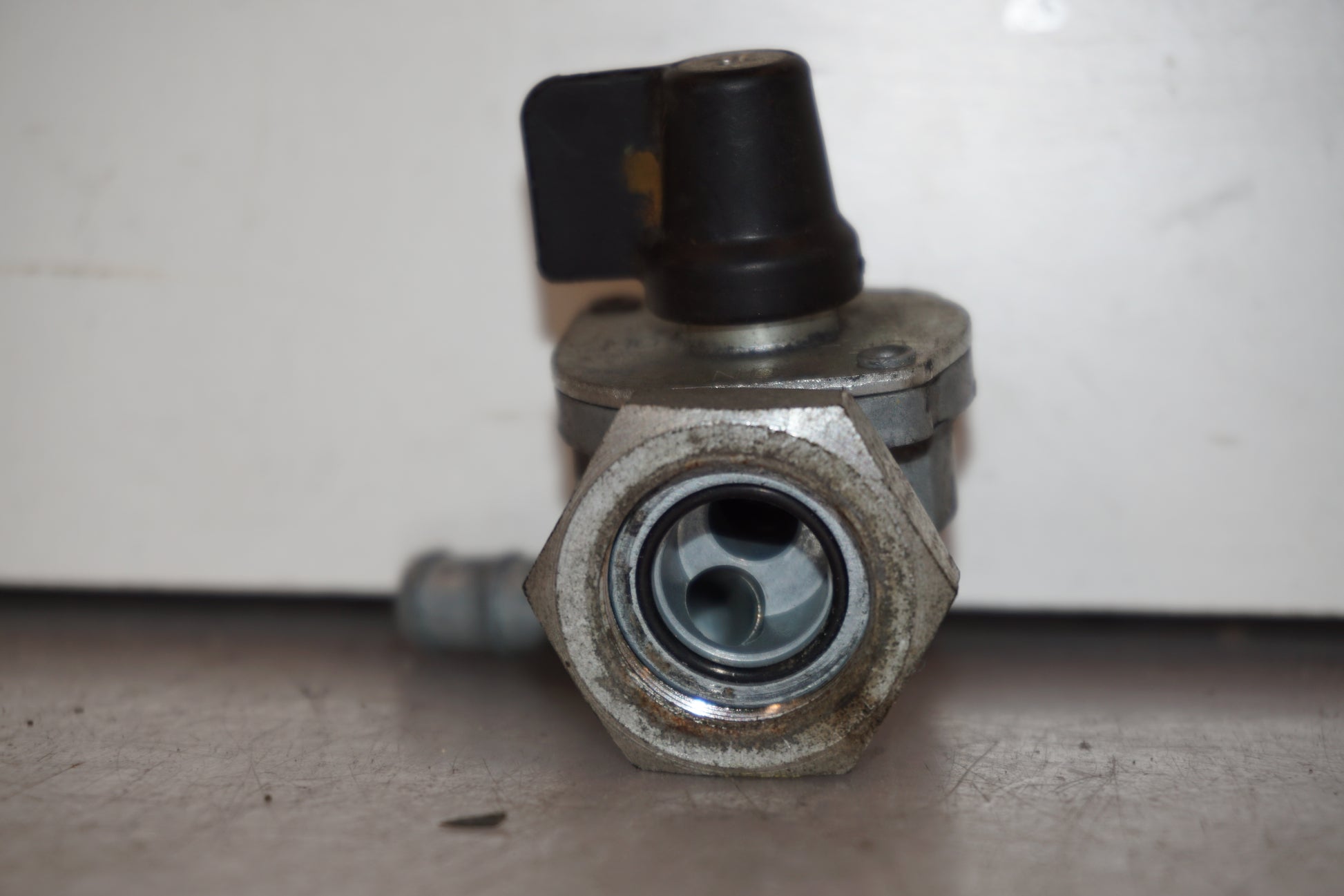 Vänster sida på Bensinkran från en Honda XL 1000 V -2008 motorcykel.