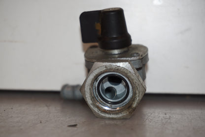 Vänster sida på Bensinkran från en Honda XL 1000 V -2008 motorcykel.