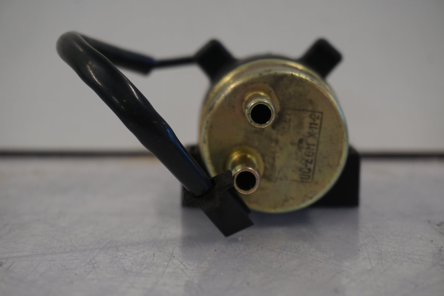 Baksidan på Bensinpump förgasare från en Yamaha BT 1100 -2004 motorcykel.