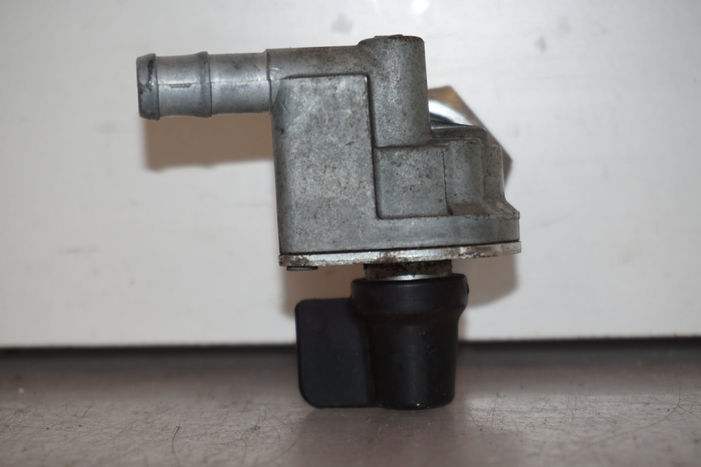 Snett nerifrån på Bensinkran från en Honda XL 1000 V -2008 motorcykel.