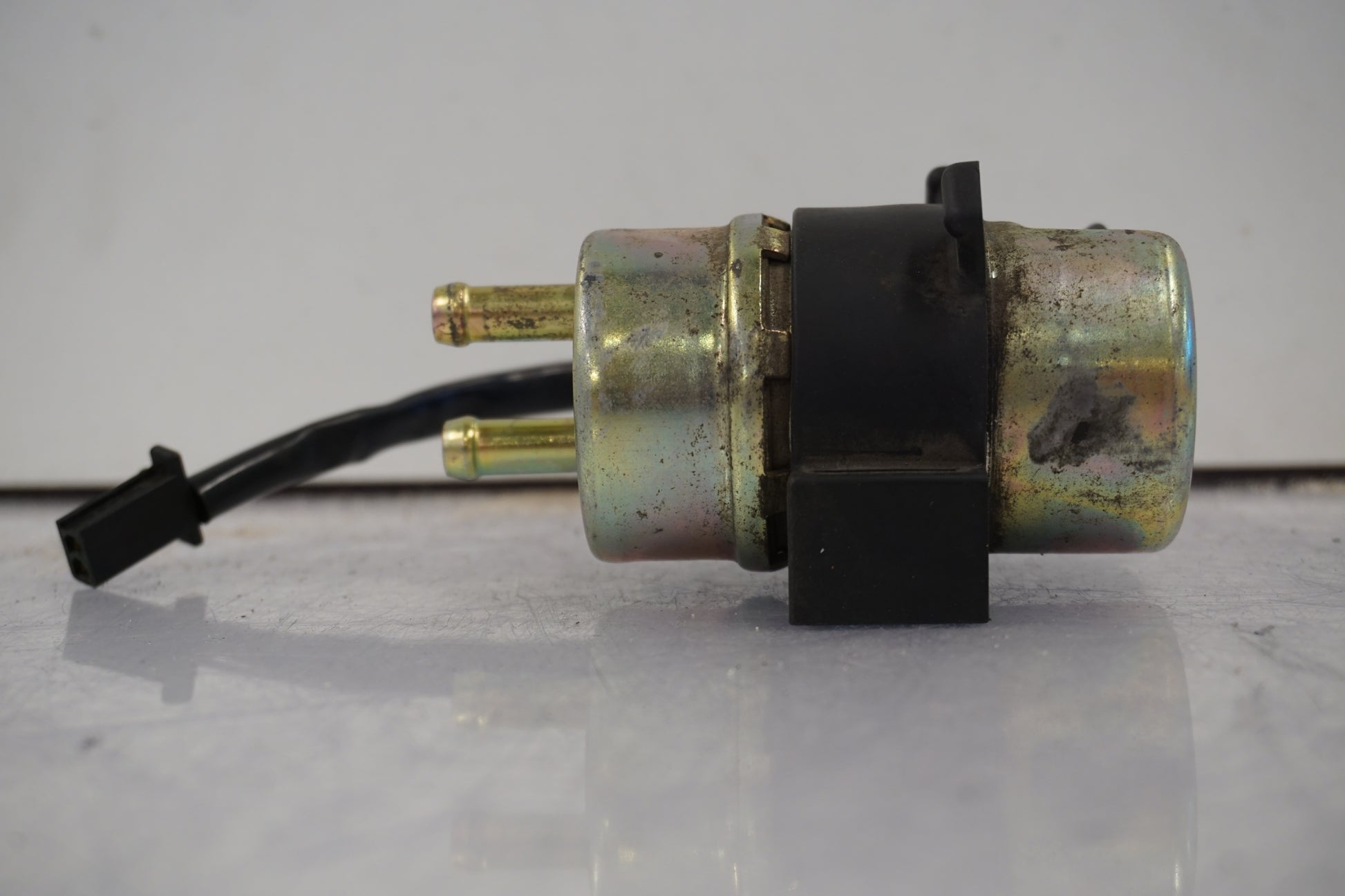 Vänster sida på Bensinpump förgasare från en Yamaha BT 1100 -2004 motorcykel.