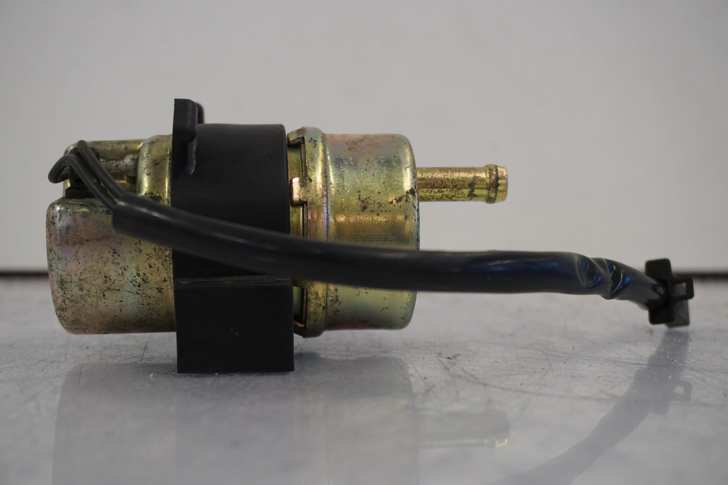 Snett nerifrån på Bensinpump förgasare från en Yamaha BT 1100 -2004 motorcykel.