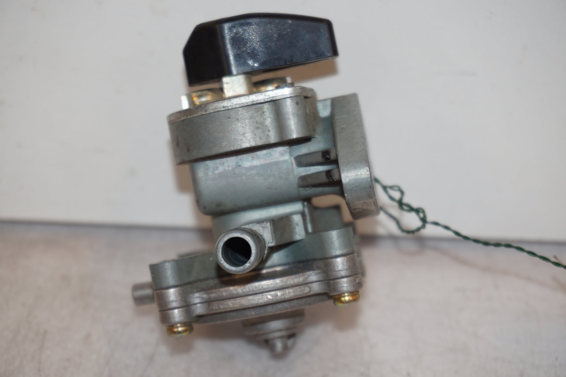 Vänster sida på Bensinkran från en Honda CBR 1100 XX -1997 motorcykel.