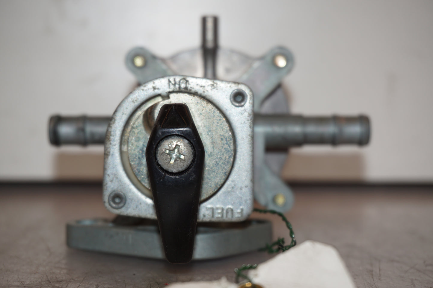 Snett nerifrån på Bensinkran från en Honda CBR 1100 XX -1997 motorcykel.