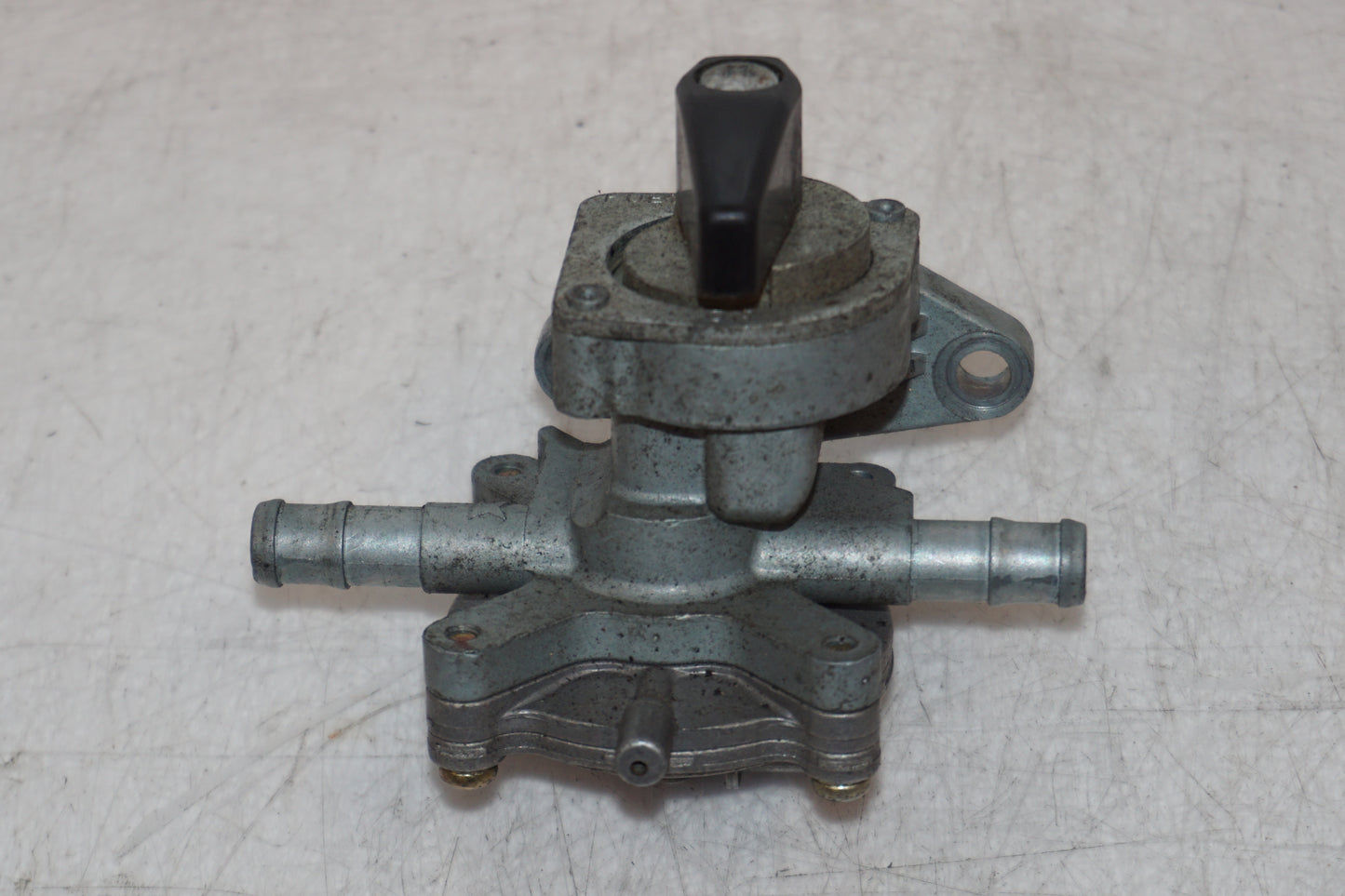 Höger sida på Bensinkran från en Honda CBR 1100 XX -1998 motorcykel.