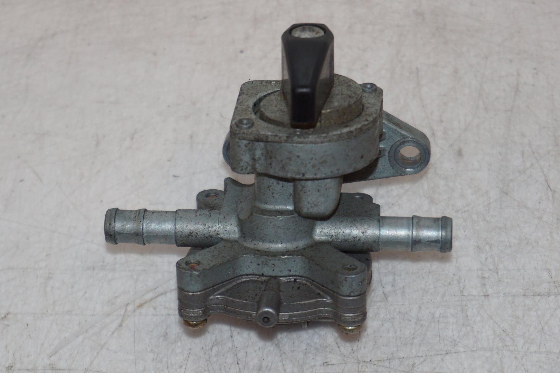 Höger sida på Bensinkran från en Honda CBR 1100 XX -1998 motorcykel.