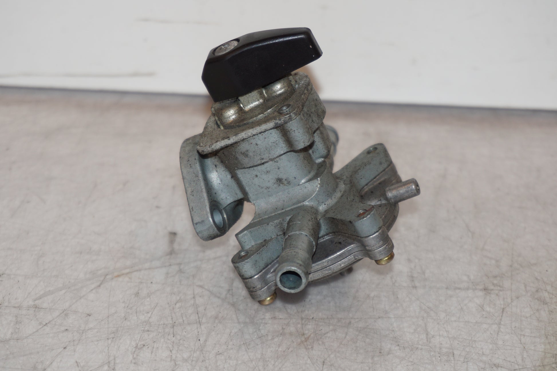 Vänster sida på Bensinkran från en Honda CBR 1100 XX -1998 motorcykel.