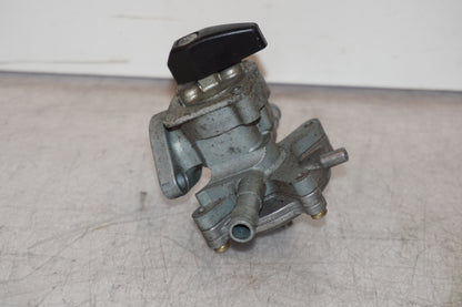 Vänster sida på Bensinkran från en Honda CBR 1100 XX -1998 motorcykel.