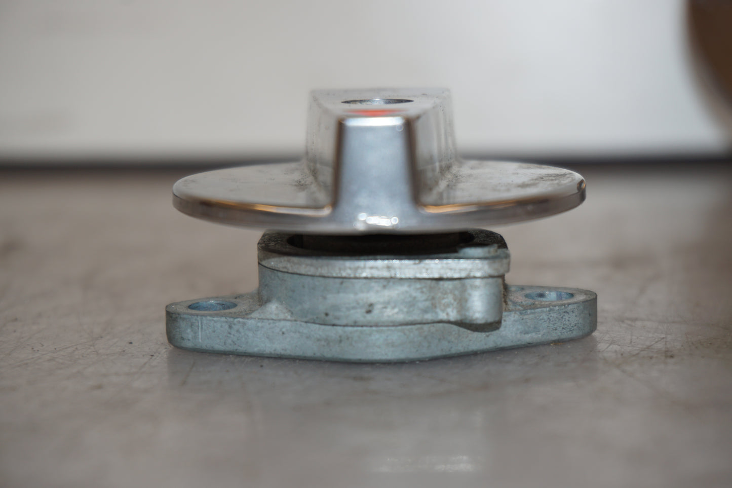 Baksidan på Bensinkran från en Honda VFR 750 -1988 motorcykel.