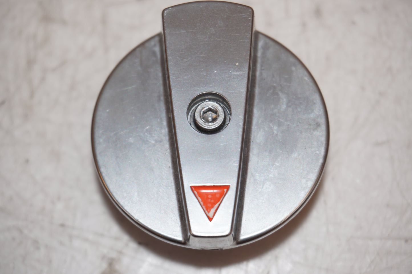 Snett nerifrån på Bensinkran från en Honda VFR 750 -1988 motorcykel.